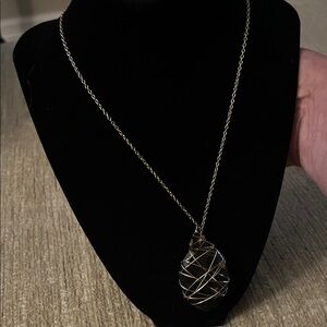 Elegant Gold Wire-Wrapped Pendant Necklace